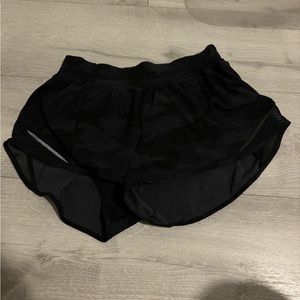 LULULEMON hotty hot shorts size 6, 2.5 inseam camo